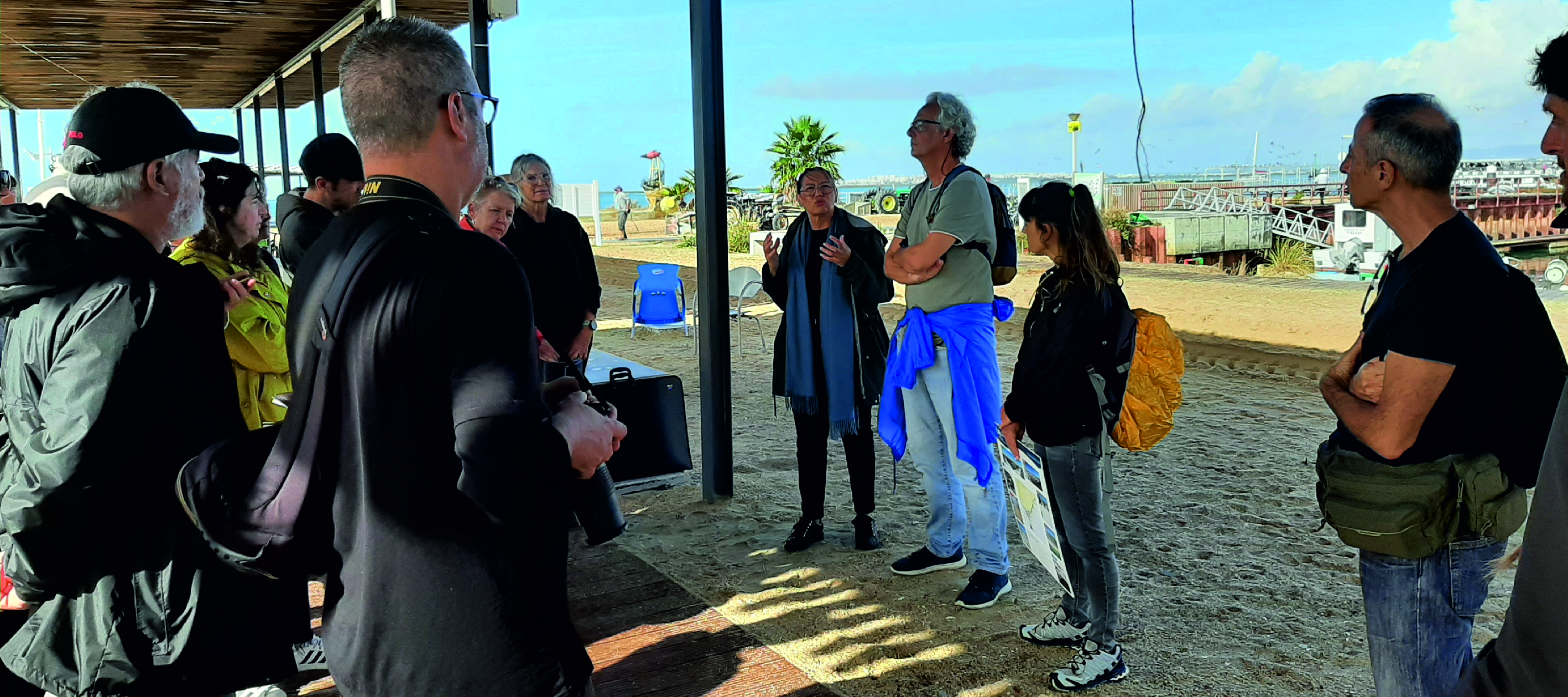 Óscar Ferreira, Rita Carrasco e Ana Matias fazem passeio comentado pela Ilha da Culatra, promovido pela associação de atividades culturais DeVIR