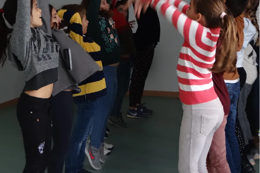 Movimento das crianças a simular a propagação das ondas.