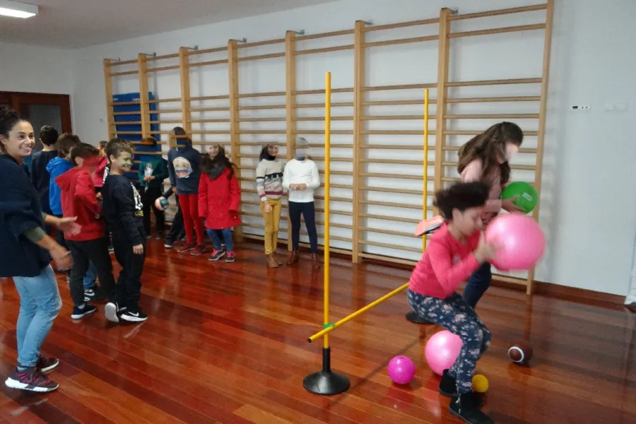 Salto sobre o obstáculo com a bola a reproduzir a rebentação das ondas e o transporte de grãos de areia
